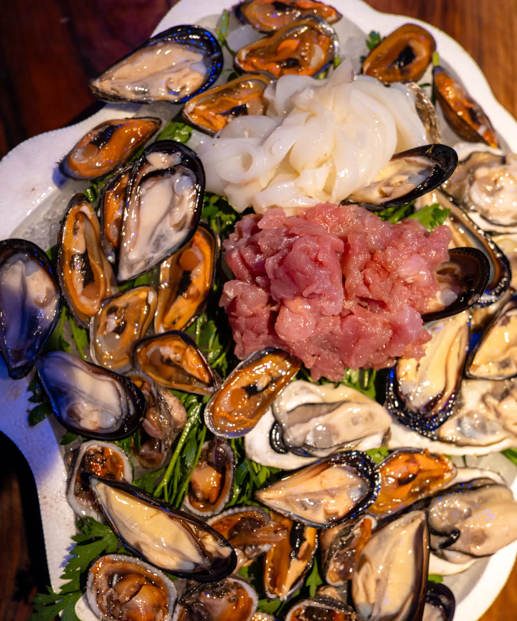 Il piatto del crudo di mare visto dall'alto: la tartare di tonno, i calamari e le cozze